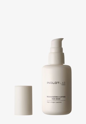 Witte pompflacon van InglotLab regenererend en liftend gezichtsmasker met dop verwijderd, tegen een effen lichte achtergrond.