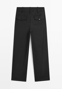 Pantaloni ampi neri realizzati in tessuto morbido, dotati di due tasche posteriori con chiusura a bottone e un finish lucido.