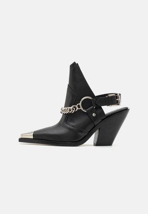 FRONT CHAIN DETAIL OPEN BACK BOOTS - Enkellaarsjes met hoge hak - black