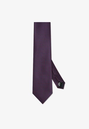 Fioletowy krawat z fakturą i geometrycznym wzorem z czerwonymi akcentami. Kształt zwęża się na jednym końcu, z metką materiałową z tyłu.