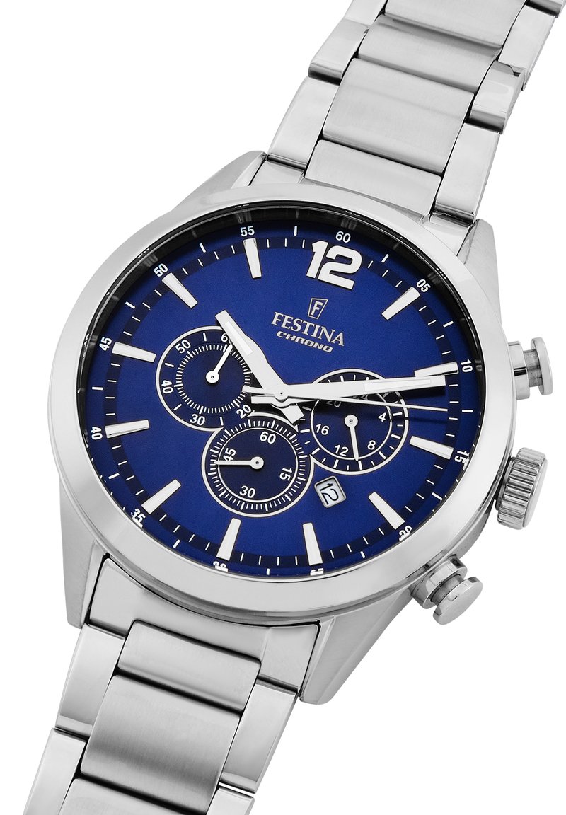 Reloj cronógrafo de acero inoxidable con esfera azul, marcadores de hora blancos, tres subesferas y un indicador de fecha a las 6 en punto. Pulsera de metal plateado.