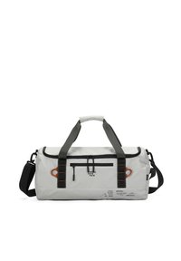Sac de sport en tissu gris avec des accents noirs, doté de poignées doubles, d'une bandoulière réglable, d'une poche zippée à l'avant et de détails en texte imprimé.