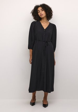 Abito midi nero con scollo a V, maniche a tre quarti a sbuffo, apertura frontale con bottoni e vita legata. Tessuto liscio con una sottile texture.