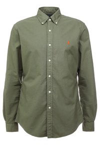 Oliivinvihreä napillinen paita puuvillakankaasta, jossa on klassinen kaulus, pitkät hihat ja pieni kirjailtu logo rinnassa.