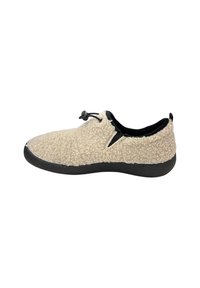 Beige fleece instapschoen met zwarte zool en verstelbare toggle veters, ontworpen voor comfort en casual gebruik.