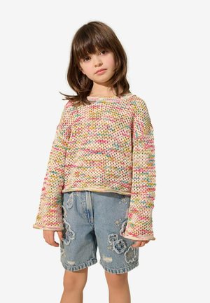 Sweater tricoté multicolore avec des manches longues et larges. Associé à un short en denim bleu clair avec broderies florales et bords effilochés.