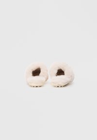 Fluffy, lichtroze instapslippers met een open achterkant, met een zachte textuur en rubberen zool met gripdetails.