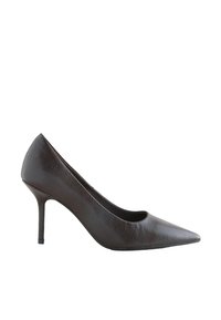 Chaussure à talon haut en cuir texturé marron foncé à bout pointu avec un talon aiguille fin sur fond blanc.