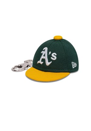 Portachiavi con cappello verde e giallo, con logo bianco "A" e gancio in argento su sfondo bianco.
