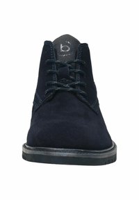 Bottines en daim bleu marine avec un bout arrondi, des coutures contrastantes et des semelles en caoutchouc noir. Comprend des lacets et un logo sur la languette.