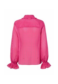 Helderroze doorschijnende blouse met een geruit patroon, lange pofmouwen, gerimpelde manchetten en een gerimpelde kraag, gezien vanaf de achterkant.