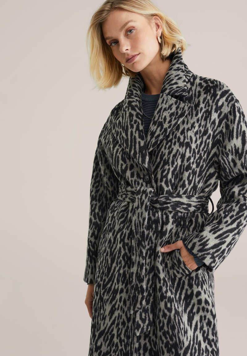 Cappotto a stampa leopardata in grigio e nero, con un ampio colletto, maniche lunghe, vita cintura e tasche laterali, dal tocco morbido.