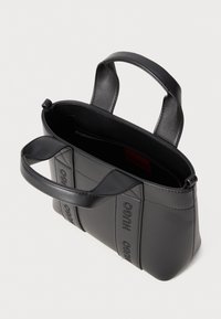 Borsa in pelle nera con due manici corti, caratterizzata da un marchio impresso sulla parte anteriore, forma rettangolare e texture liscia.