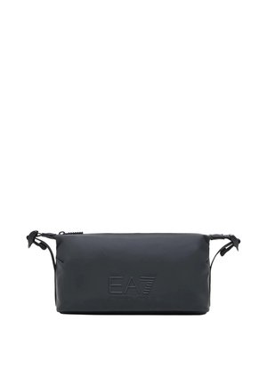 Pochette rettangolare nera con cerniera, cinturini laterali regolabili e logo EA7 Emporio Armani in rilievo sul davanti.