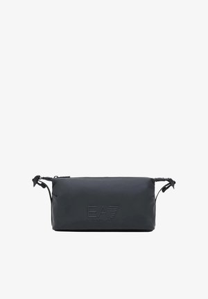 Pochette rettangolare nera con cerniera, cinturini laterali regolabili e logo EA7 Emporio Armani in rilievo sul davanti.