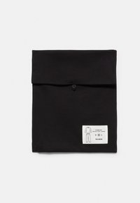 Černá látková taštička se skládacím klopou, s knoflíkovým zapínáním a štítkem zobrazujícím ilustraci pyžamového setu a možnosti velikostí (S, M, L).