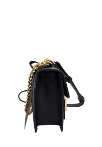 Borsa nera con un design strutturato, caratterizzata da un accento in catena dorata e superficie testurizzata. Cinghia regolabile attaccata.