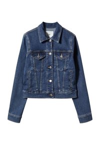 Veste en jean bleu avec boutons sur le devant, deux poches poitrine à rabat, poches latérales et manches longues, posée à plat sur fond blanc.