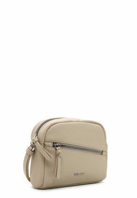 Borsa a tracolla in pelle beige con forma arrotondata, dotata di una tasca frontale con zip e una finitura testurizzata. Include una maniglia laterale.