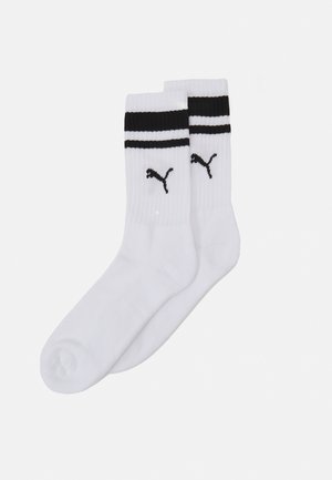 Calcetines de crew de algodón blanco con rayas negras en la parte superior y un pequeño logo negro. Textura suave con diseño acanalado en la parte superior.