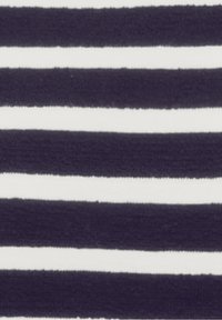 Tessuto in cotone con righe orizzontali alternate blu navy e bianche, caratterizzato da una superficie morbida e da una larghezza costante in tutto il motivo.