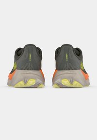 Ein Paar graue und orange Sportchuhe mit gelben Sohlen und "ARAHI"-Branding, von hinten gegen einen weißen Hintergrund betrachtet.