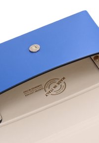 Borsa in pelle blu con chiusura a scatto, caratterizzata da una superficie liscia, hardware dorato e un interno beige contrassegnato dall'etichetta "Made in Italy".