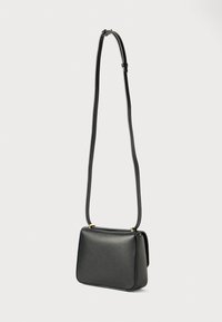 Sac bandoulière en cuir noir avec une forme rectangulaire structurée, texture lisse, sangle réglable et accents en matériel doré.