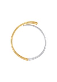 Guld- og sølvmanchetarmbånd med et glat, buet design og en minimalistisk æstetik med kontrasterende metalliske overflader.