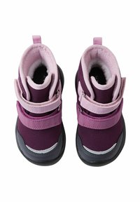 Fioletowe i różowe buciki dla malucha z tkaninową cholewką, podwójnymi zapięciami na rzep oraz czarną gumową podeszwą. Miękka podszewka oraz odblaskowe akcenty.