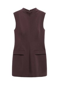 Hihaton tumma burgundy toppi, jossa on korkea kaulus, kaksi etutaskua ja hienovarainen sauman yksityiskohta, valmistettu sileästä ja rakenteellisesta kankaasta.