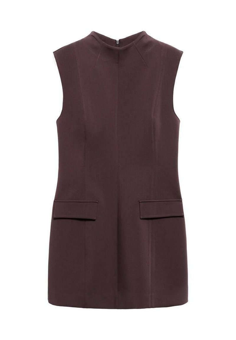 Hihaton tumma burgundy toppi, jossa on korkea kaulus, kaksi etutaskua ja hienovarainen sauman yksityiskohta, valmistettu sileästä ja rakenteellisesta kankaasta.
