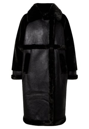 Manteau en cuir noir avec des accents en fausse fourrure, présentant un large col, des poches latérales et une coupe loose, mettant en avant une texture lisse et un design structuré.