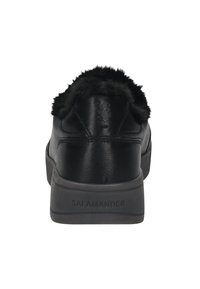 Schwarzer Leder-Schlupfschuh mit Kunstpelzkragen, gepolstertem Fersenbereich und Gummisohle. Verfügt über ein eingestanztes Logo an der Ferse. Einfaches und praktisches Design.