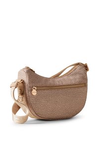 Beige strukturiertes Umhängetasche mit geschwungener Form, ausgestattet mit einem goldenen Reißverschluss und verstellbarem Trageriemen. Details umfassen dezente Muster und Hardware-Akzente.