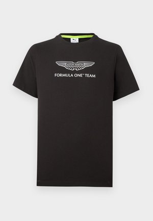Czarny t-shirt z krótkim rękawem z białym logo Aston Martin i napisem "FORMULA ONE TEAM" na piersi, okrągły dekolt z limonkowo-zielonym wewnętrznym kołnierzem.