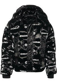 Jachetă neagră căptușită cu un finisaj lucios, logo imprimat și curele ajustabile. Include glugă și manșete elastice pentru căldură.