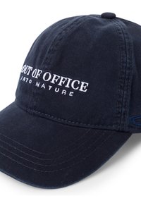 Mørkeblå baseballcap med hvid broderet tekst "OUT OF OFFICE INTO NATURE," lavet af bomuld med en buet skygge og justerbar rem.