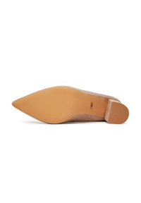 Zapato beige de punta puntiaguda tumbado de lado que muestra la suela lisa de color marrón claro y tacón bajo tipo bloque con punta texturizada.