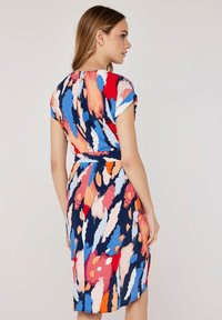 Kurzes Kleid mit weitem, abstrakten Farbdesign in Blau, Rot, Pink und Weiß, mit einem taillierten Gürtel und knielanger Schnittführung.