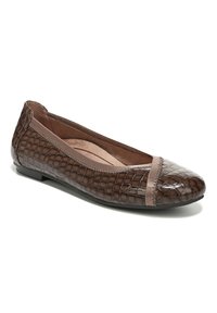 Ballerines en cuir synthétique imitation crocodile marron avec un bout rond et lisse et une sangle en satin sur le devant. Semelle en caoutchouc profil bas.