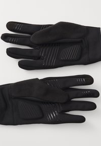 Juodi pirštinės, turinčios lygų išorinį audinį, tekstūruotas gripas ir minkštas fliso pamušalas delne, užtikrinantis papildomą šilumą ir komfortą.