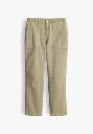 Pantalon beige à jambes droites avec poches plaquées devant, passants de ceinture, fermeture par bouton et coutures visibles au niveau des genoux.