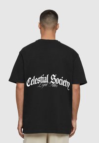 Sort bomulds t-shirt med stort hvidt tekst "Celestial Society Loyal Allies" på bagsiden, med korte ærmer og en afslappet pasform.
