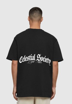 Sort bomulds t-shirt med stort hvidt tekst "Celestial Society Loyal Allies" på bagsiden, med korte ærmer og en afslappet pasform.