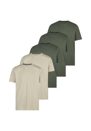 Fem ensfarvede T-shirts med korte ærmer og rund hals, to beige foran og tre olivengrønne bagved, arrangeret i en forskudt række.