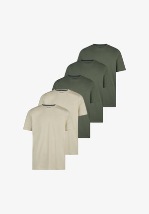Fem ensfarvede T-shirts med korte ærmer og rund hals, to beige foran og tre olivengrønne bagved, arrangeret i en forskudt række.