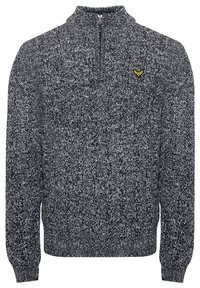 Strickpullover mit hohem Kragen und halbem Reißverschluss, ausgestattet mit einem strukturierten Grau- und Schwarzmuster sowie einem kleinen goldenen Logo auf der Brust.