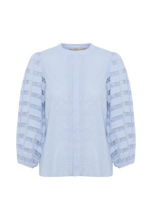 Šviesiai mėlynas bluzonas su apvaliu iškirpimu, tekstūruotu kūnu ir pūstomis nėriniuotomis rankovėmis, kuriuose yra horizontalūs išpjovimo raštai. Priekinis mygtukų užsegimas.