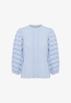 Bluză de culoare albastră deschisă cu decolteu rotund, corp texturat și mâneci din dantelă bufante, având modele orizontale tăiate. Închidere cu nasturi în față.